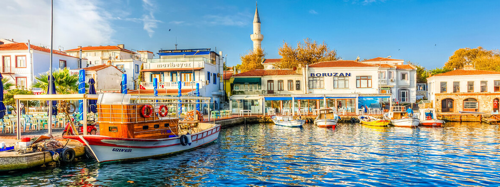 Bozcaada Limanı, renkli tekneleri ve tarihi dokusuyla adanın kalbindeki canlı noktalardan biri.