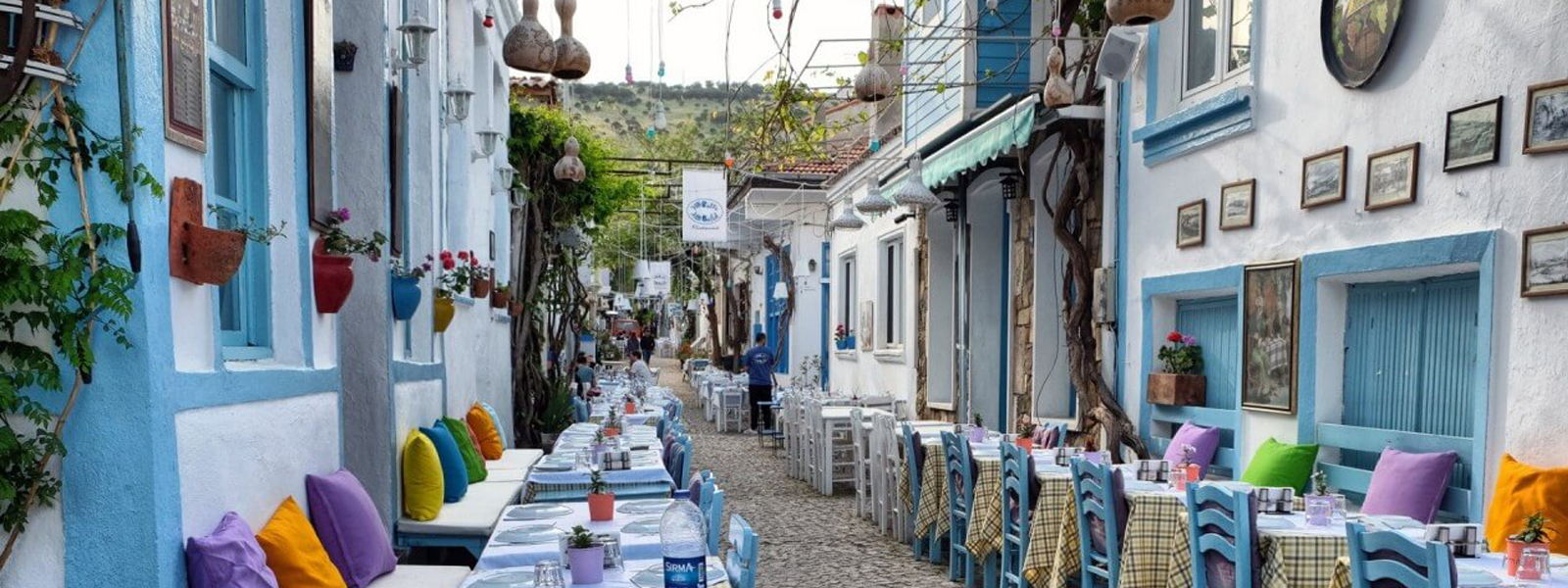 Bozcaada sokakları, karşılıklı sıralanan restaurantları ve kafeleriyle lezzet dolu bir mola sunuyor.